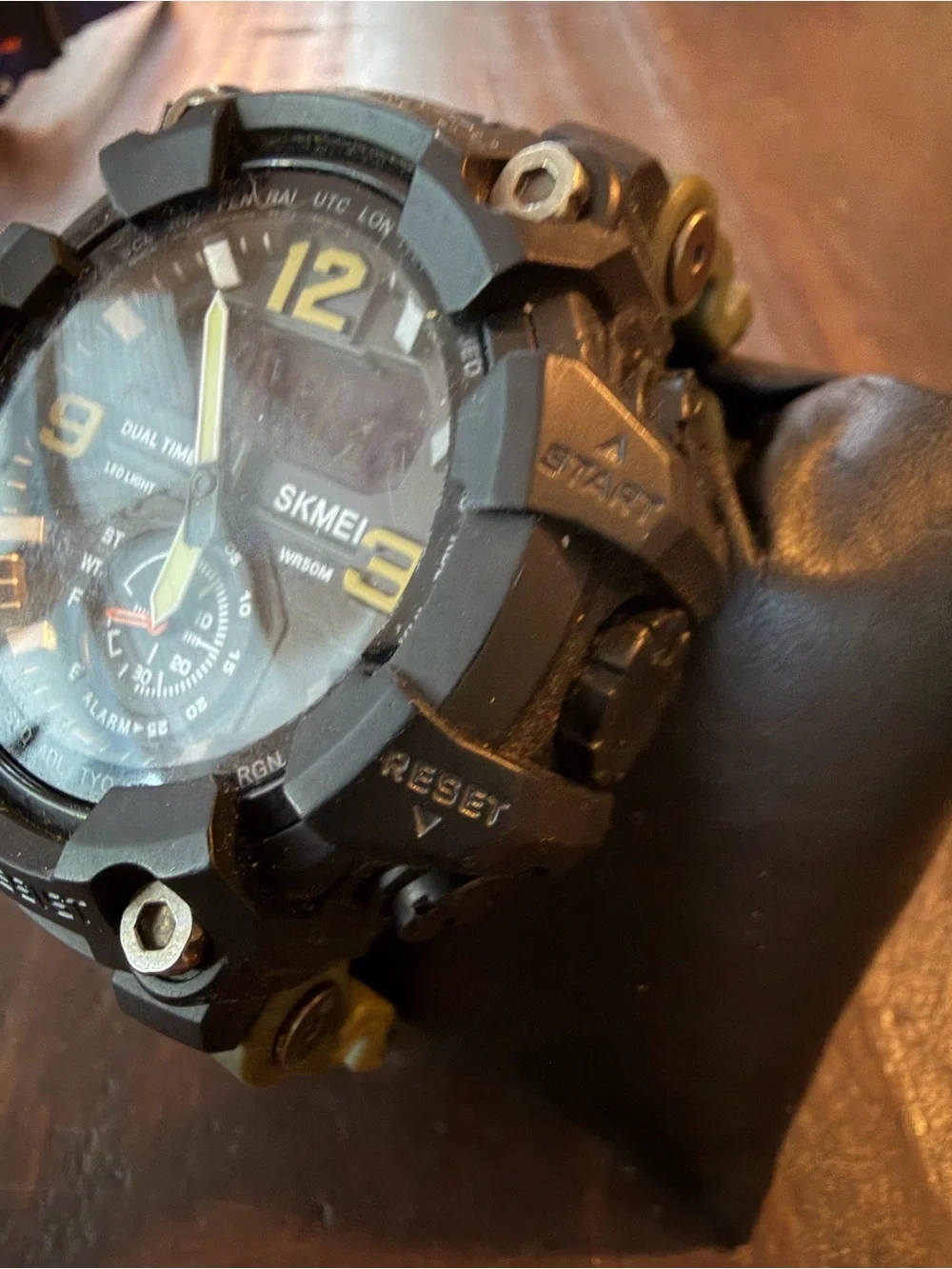 SKMEI Dual-Display Tactil Military Sport Watch in Black & Olive Green